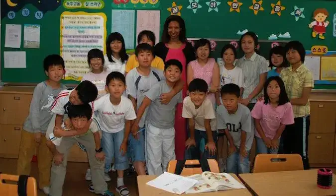 En ESL-lærer i Sør-Korea med sine barneskoleelever