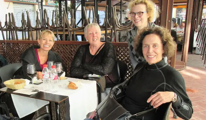 Viajantes mais velhas se encontram no exterior em um restaurante