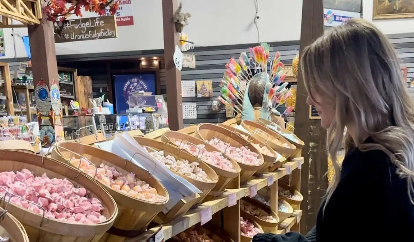 Rejseblogger Raimee Iacofano udforsker Uranus Fudge Factory på en Route 66 roadtrip