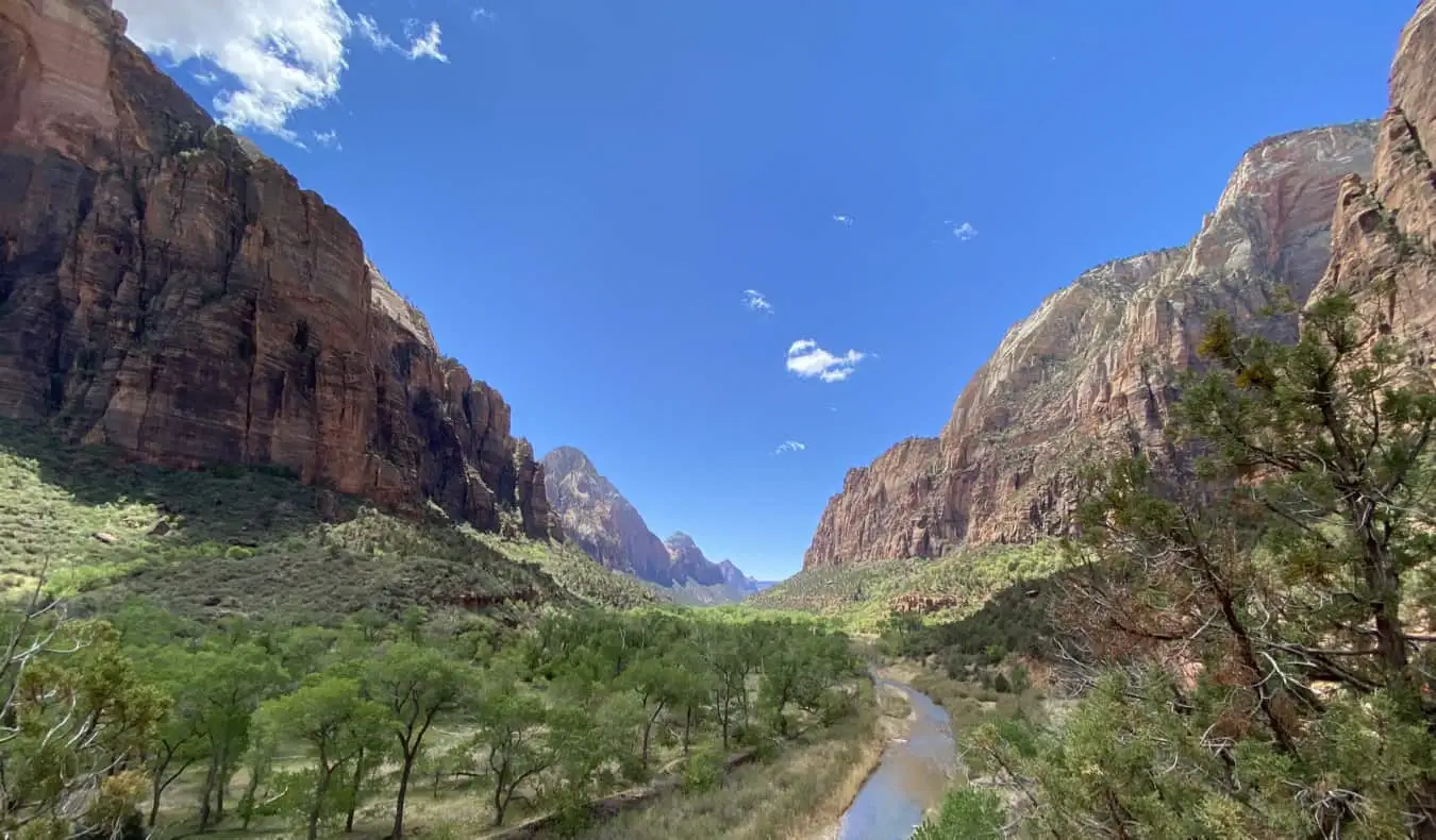 Un superbe canyon étroit entouré de hautes falaises aux États-Unis