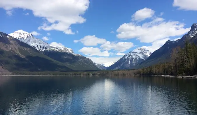 Muntanya nevada prop d'un llac tranquil a Amèrica