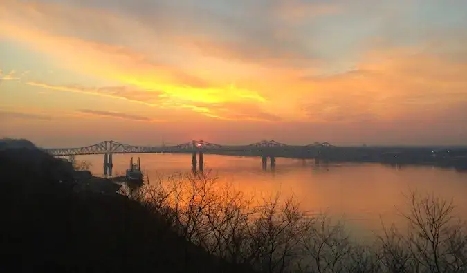 Una posta de sol amb vistes a un pont a Amèrica