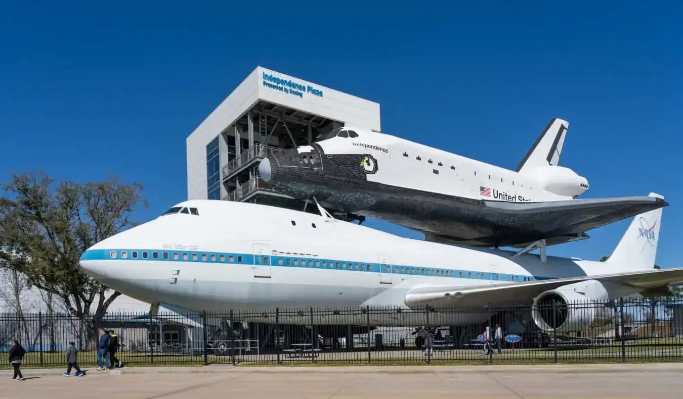 Um enorme Boeing 747 com uma réplica de um ônibus espacial no Centro Espacial de Houston, Texas, EUA