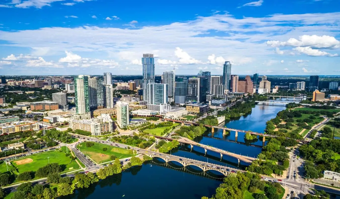 Um dia claro e ensolarado com vista para o imponente horizonte de Austin, Texas