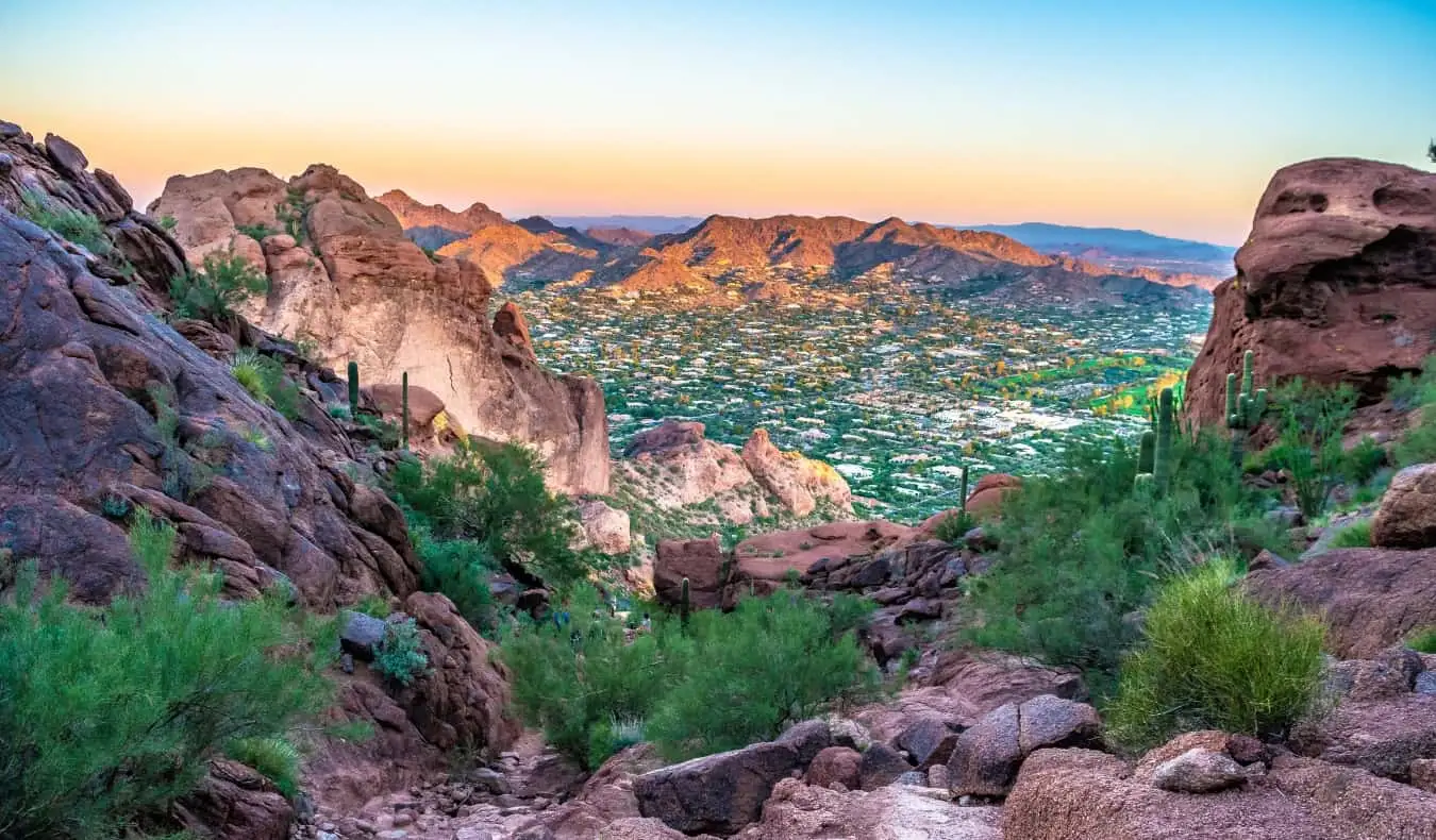 A vista de Phoenix da montanha rochosa Camelback acima da cidade