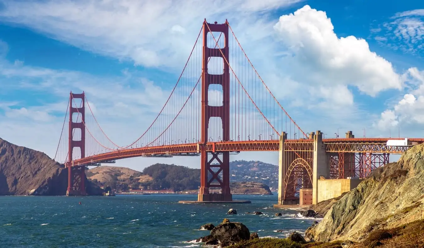 A famosa Golden Gate Bridge em São Francisco, EUA, ao pôr do sol