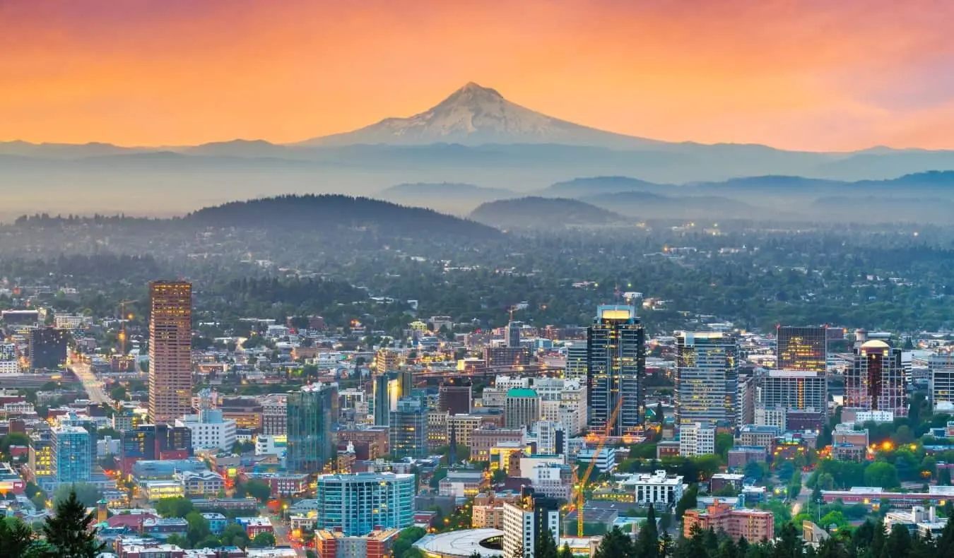 Um colorido pôr do sol rosa sobre Portland, Oregon, EUA, com o Monte Hood ao fundo