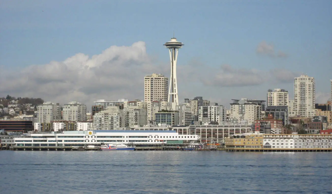 O horizonte de Seattle visto da água, com o Space Needle em destaque