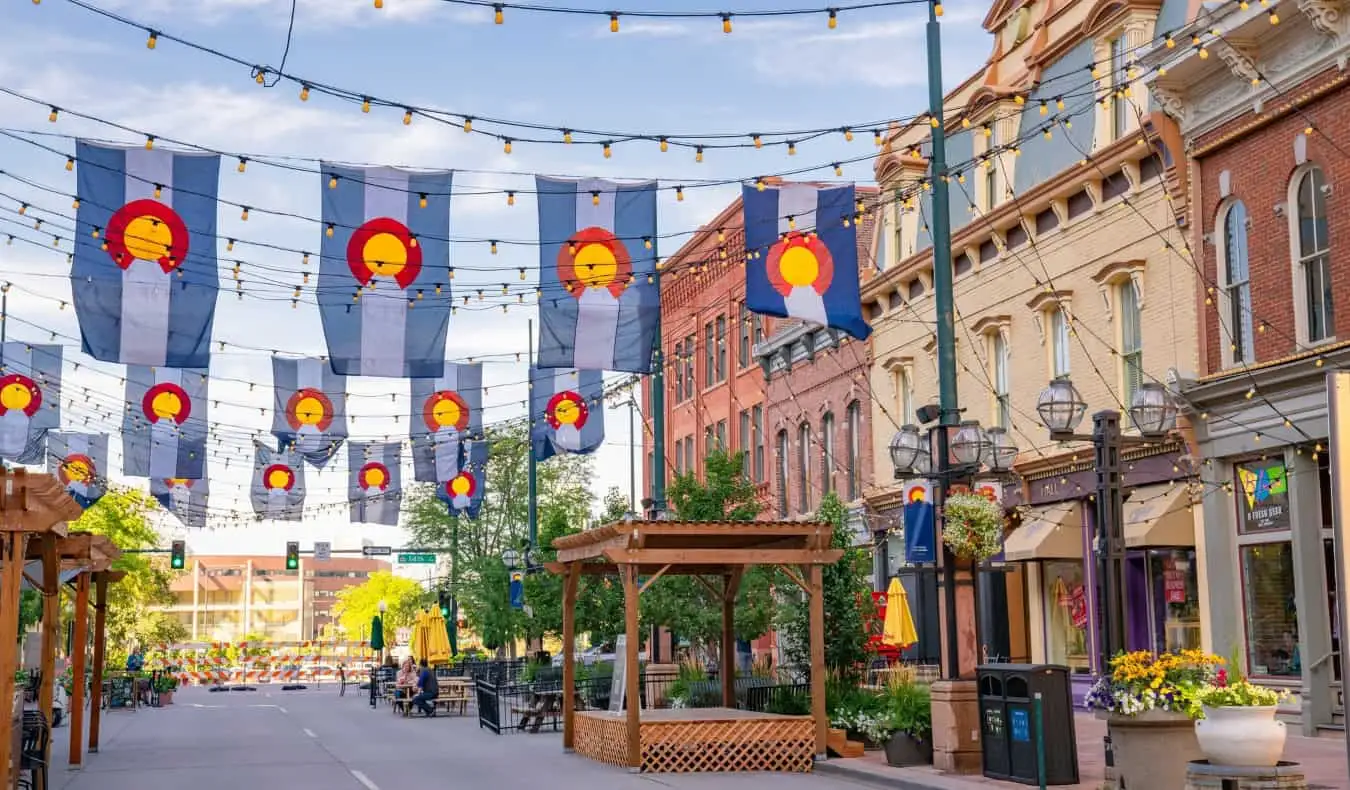 Lojas e restaurantes ocupam o bairro histórico de preservação de Larimer Square, no centro de Denver.