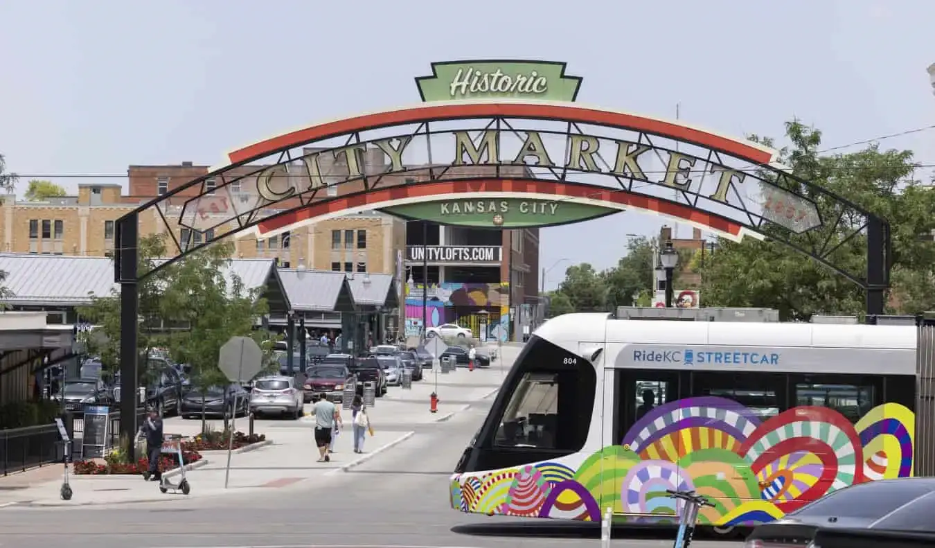 Um bonde colorido passa em frente a um mercado histórico em Kansas City