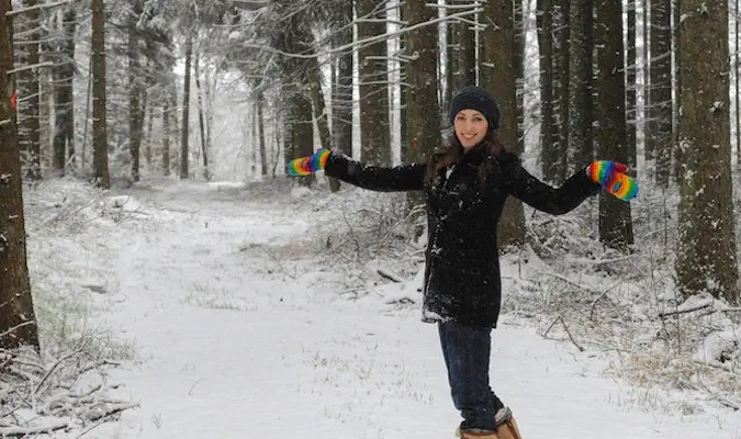 Kristin Addis, voyageuse seule, jouant dans la neige à l'étranger
