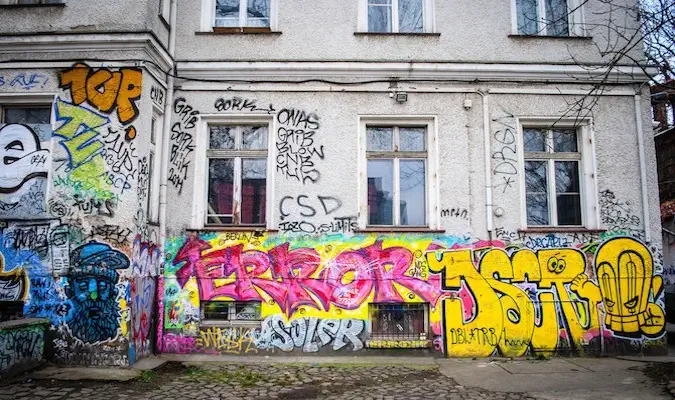 Street art et graffitis sur les murs d’une rue vide à l’étranger