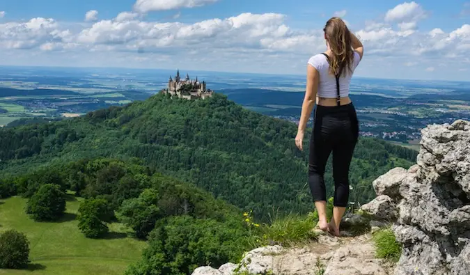 10 поширених запитань про індивідуальні жіночі подорожі