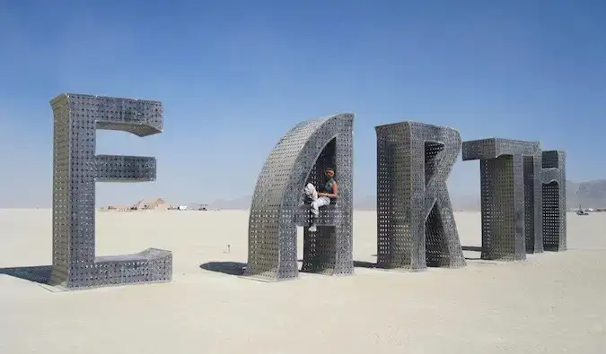 Viajante solitária no Burning Man no deserto