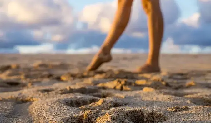 Mulher andando na praia