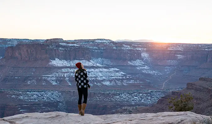 Kristin Addis seisoo Grand Canyonin reunalla