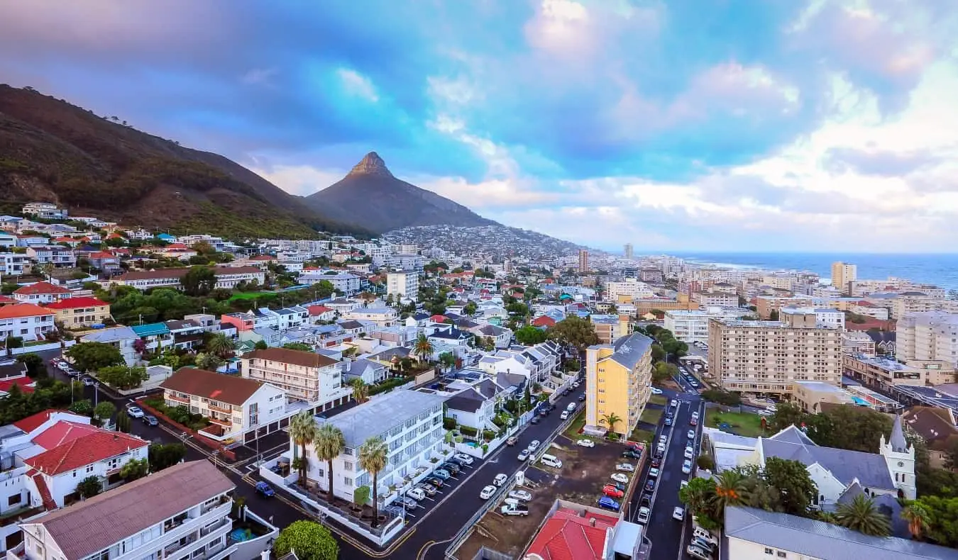 Paysage urbain du Cap avec une haute montagne et un océan en arrière-plan en Afrique du Sud