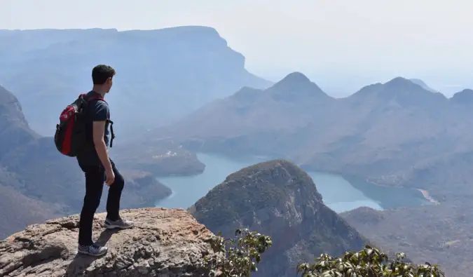 Nomadic Matt caminhando pela Reserva Natural Blyde River Canyon, na África do Sul