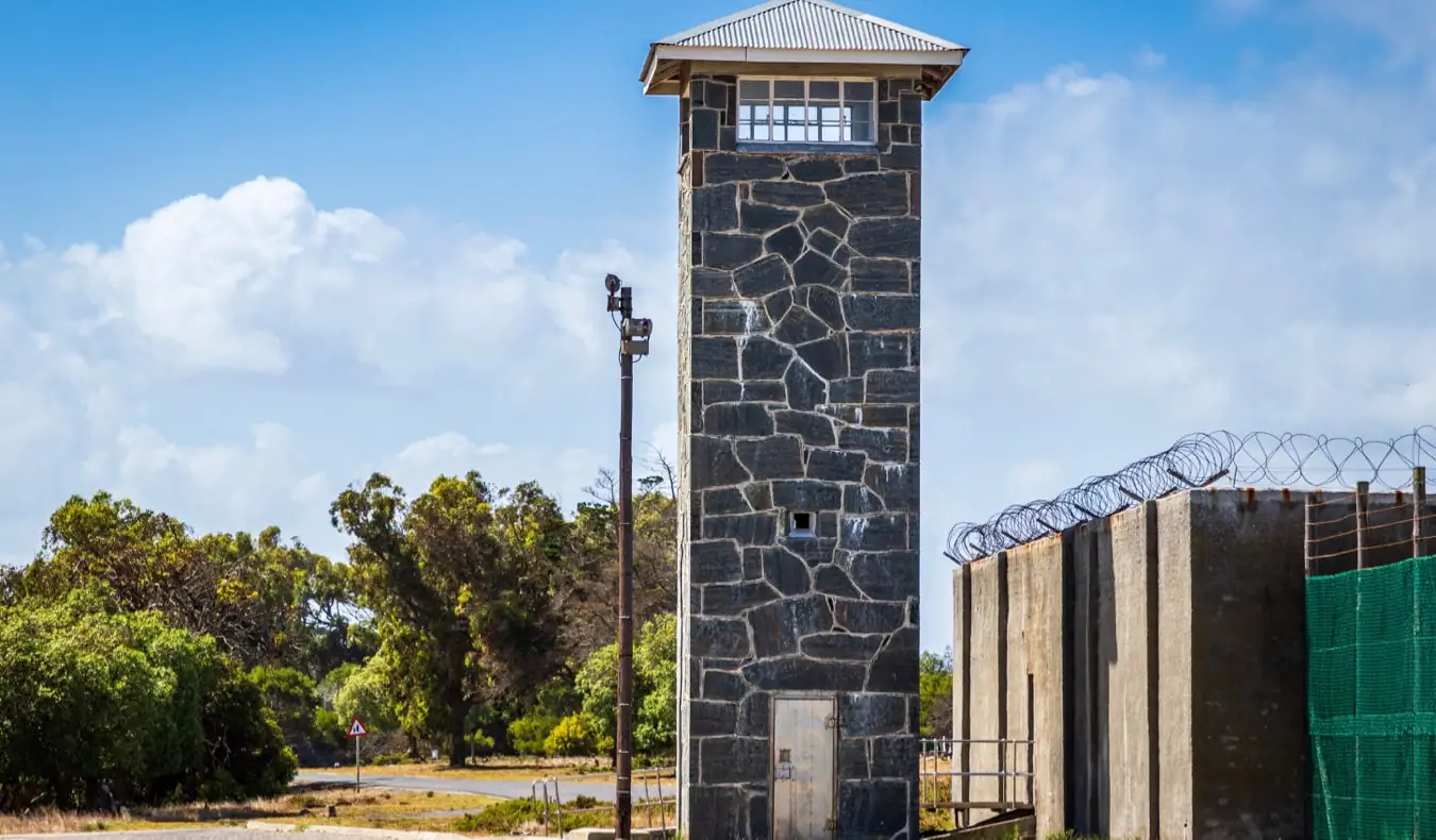A torre e o portão da Ilha Robben, onde Nelson Mandela foi preso, na África do Sul