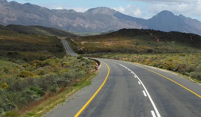 Uma estrada aberta durante uma viagem pela Garden Route na África do Sul