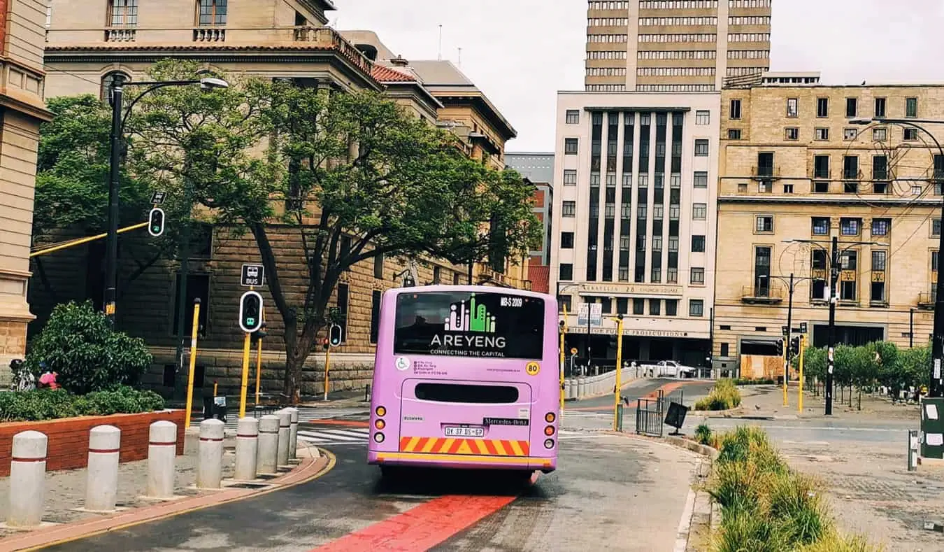 Un autobús conduciendo en una ciudad de Sudáfrica
