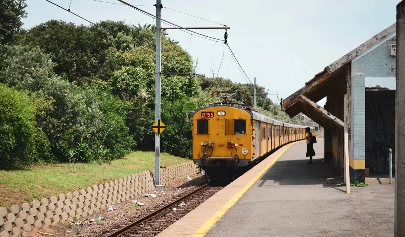 Un tren que sale de la estación de Durban, Sudáfrica