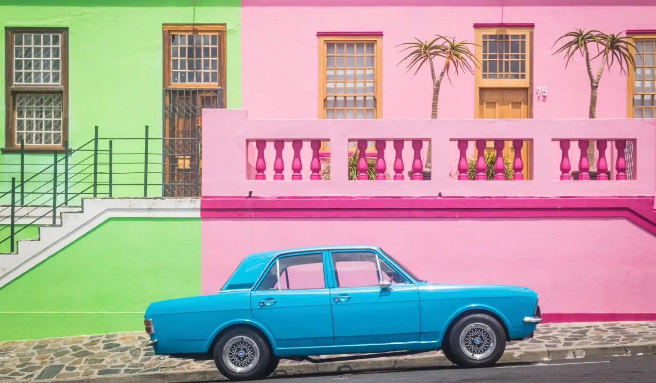 Un coche viejo en el colorido barrio de Bo-Kaap, Ciudad del Cabo, Sudáfrica