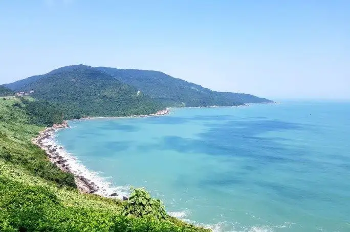 playa y montaña de mármol