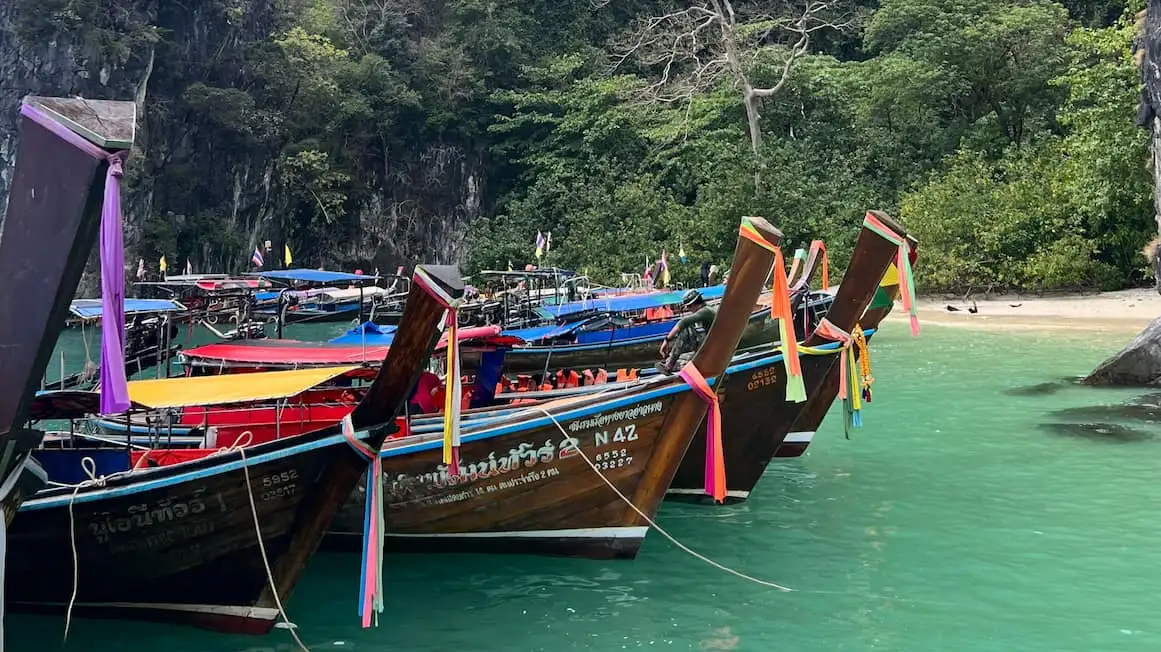 Barcos no oceano na ilha de Koh Phi Phi, Tailândia