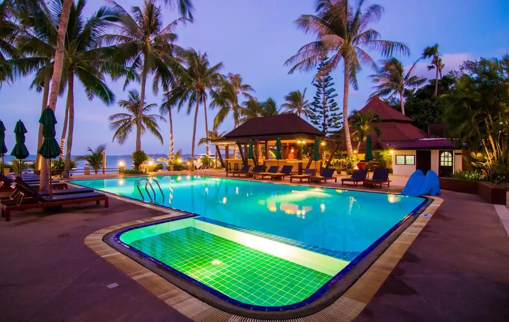 uma vista das praias e falésias em Krabi Tailândia