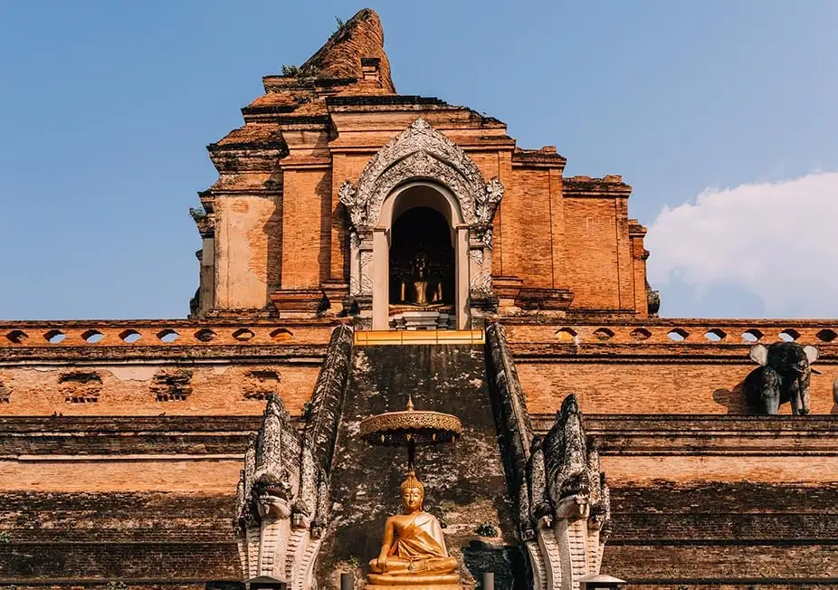 O templo quebrado de Wat Chedi Luang em Chiang Mai, Tailândia