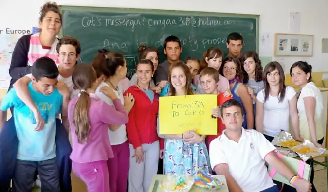 cat gaa e estudantes adolescentes aprendendo inglês