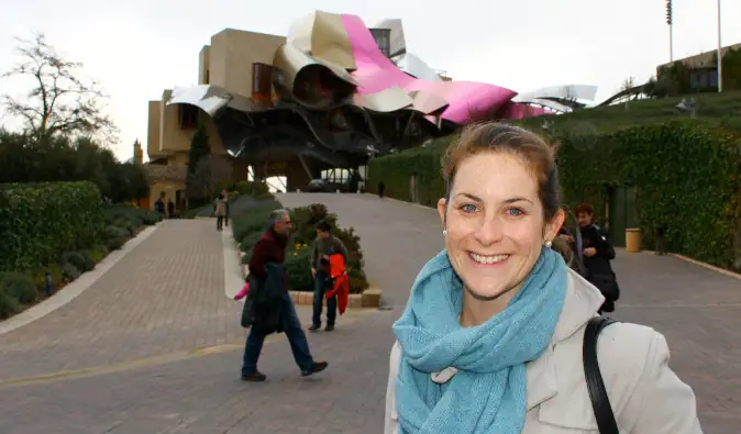 Professora de inglês Cat Gaa na vinícola Marqués de Riscal