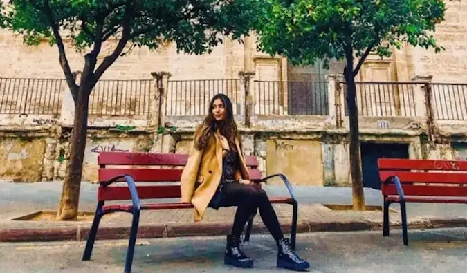 נטשה, נוסעת סולו ומורה לאנגלית בספרד יושבת על ספסל