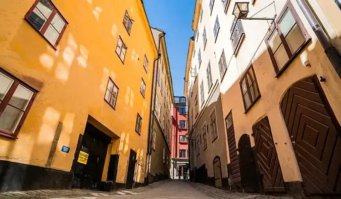 Kaunis näkymä Gamla Stanin kaduille aurinkoisena päivänä Tukholmassa