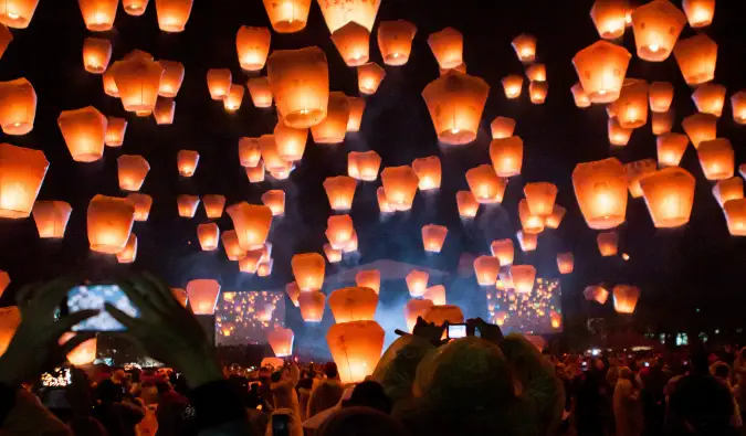 Šimtai žibintų plaukioja Taipėjaus žibintų festivalyje