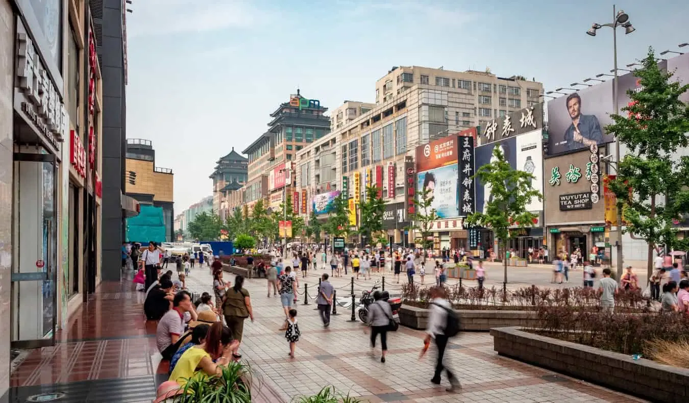 Compradores na Wangfujing Walking Street, a rua comercial mais conhecida de Pequim, China