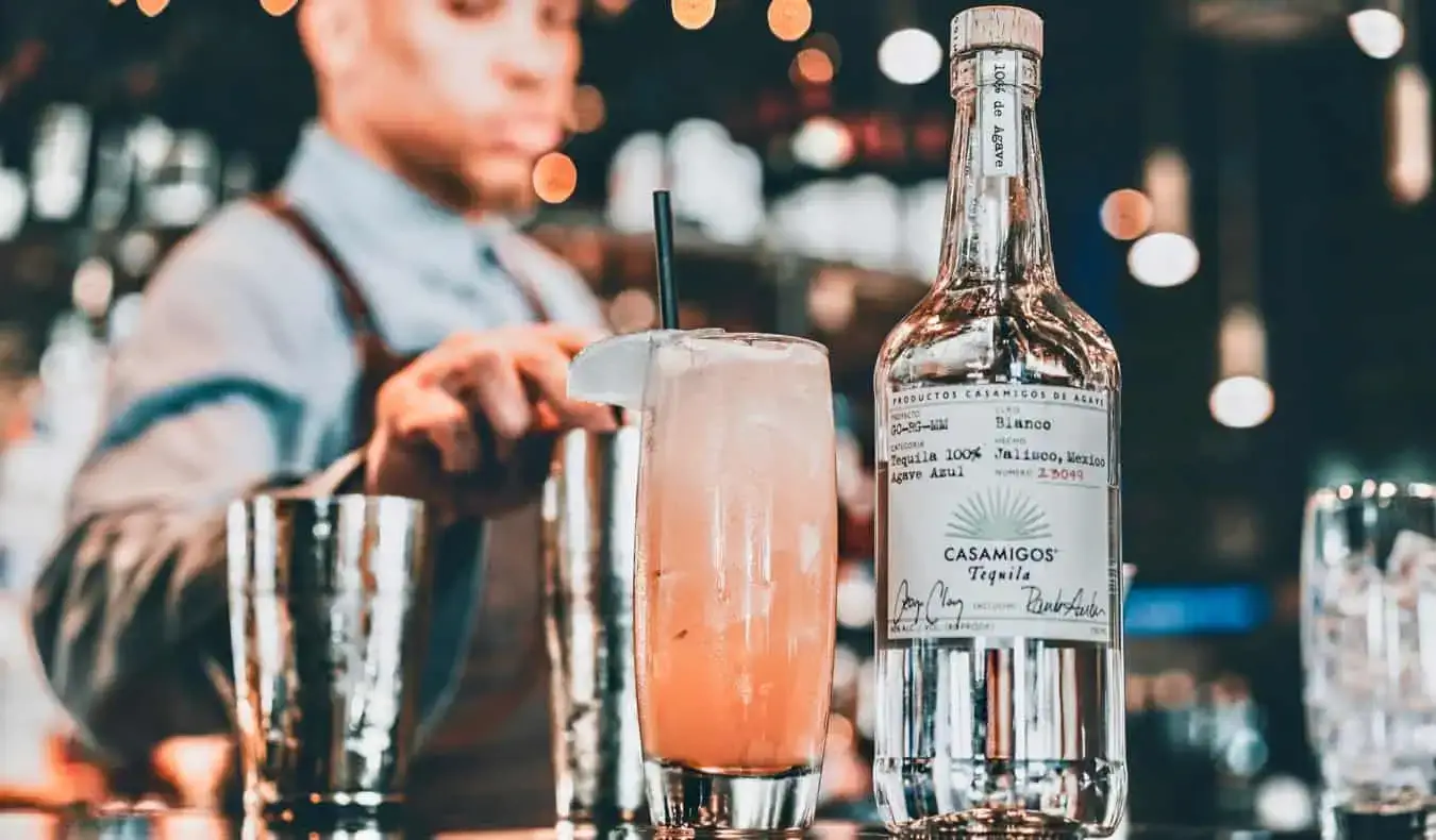 En bartender og en dyr tequiladrink i en svakt opplyst bar