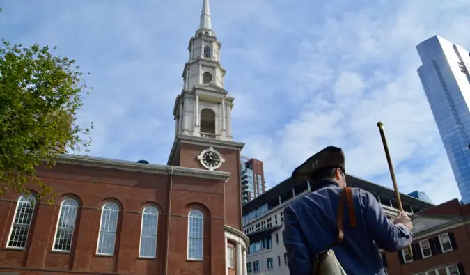 en historisk skuespiller som leder en vandretur i Boston