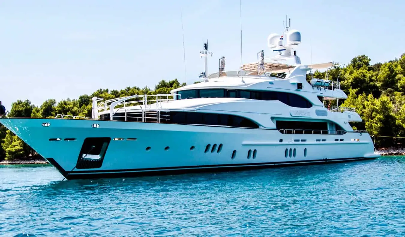 En enorm, dyr yacht forankret i en rolig bukt i utlandet