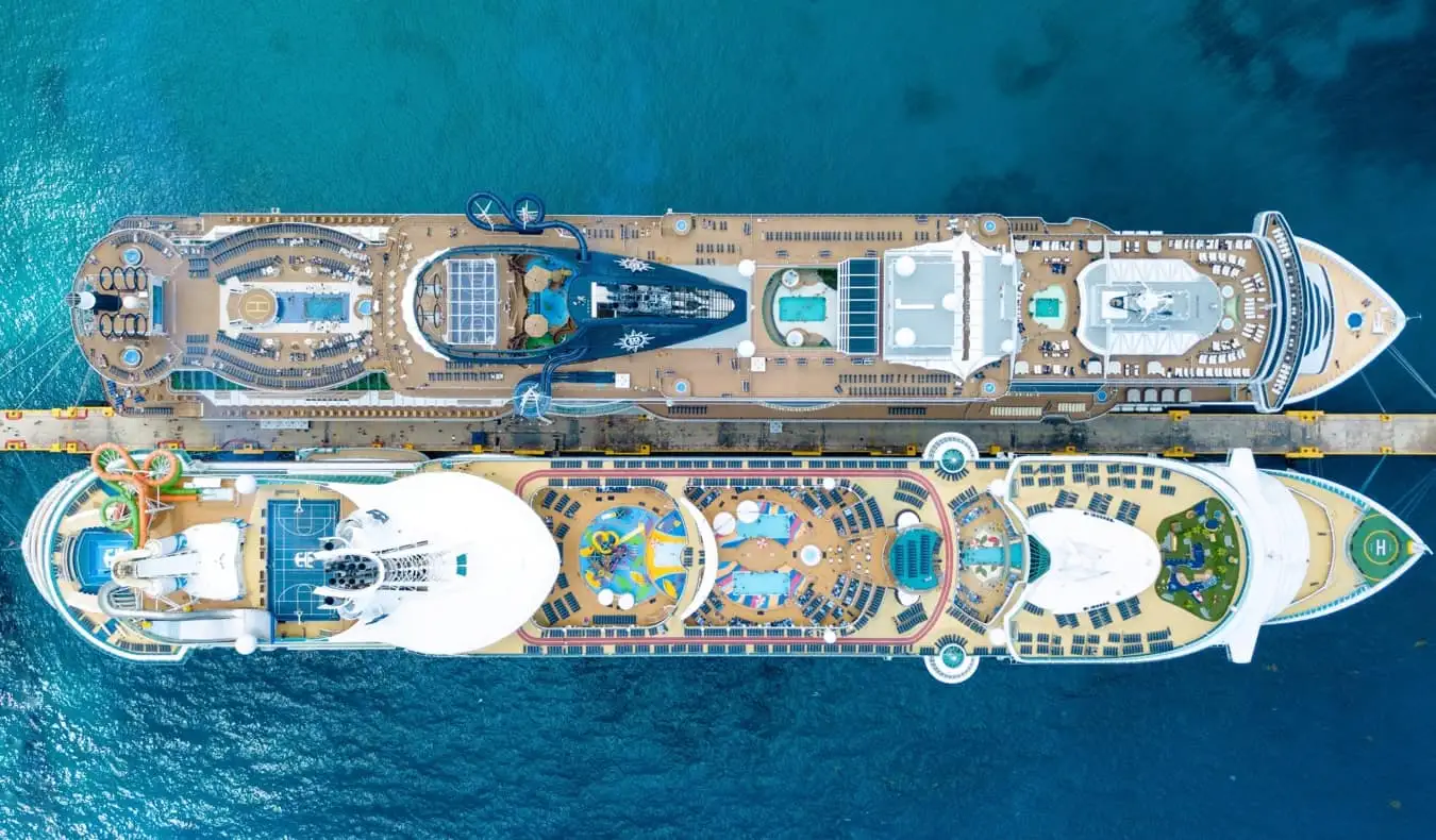 To massive cruiseskip la til kai side om side i havnen