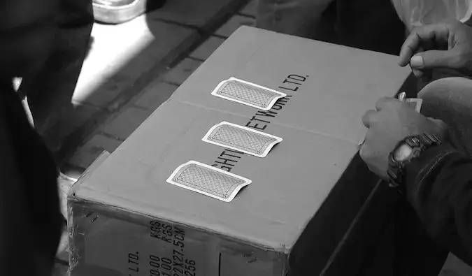 Une photo en noir et blanc du voyage frauduleux à 3 cartes Monte