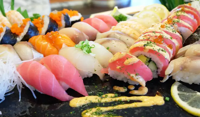 En massiv tallerken med god sushi