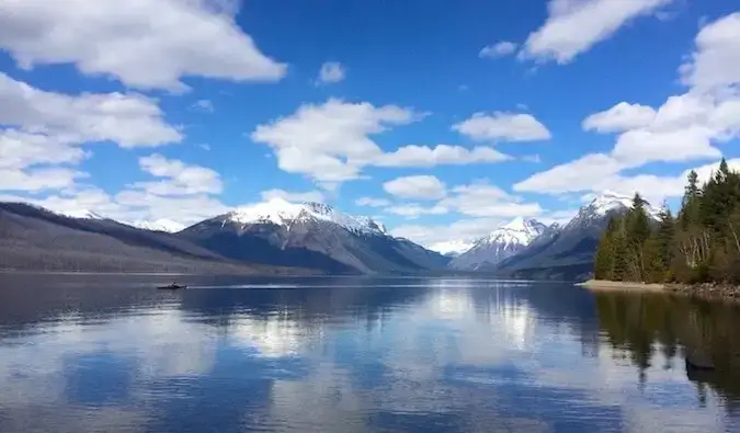 Fjell og en innsjø på en nydelig dag i Amerika