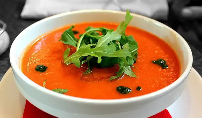 semangkuk sup vegetarian dengan hiasan mewah